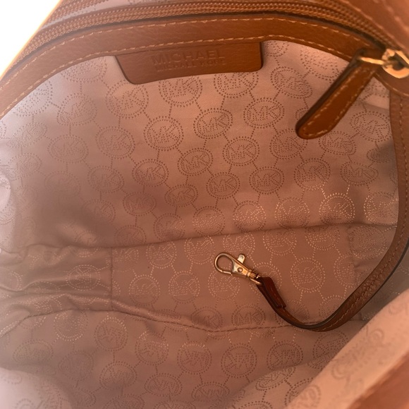 MICHAEL KORS Medium Bedford Tassel Convertible Bag. Very Gently used. - Picture 7 of 9